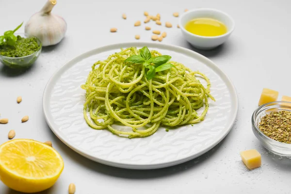 Placa Con Sabrosa Pasta Pesto Sobre Fondo Gris — Foto de Stock