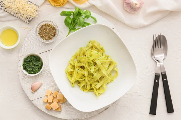 Plato Con Sabrosa Pasta Pesto Mesa — Foto de Stock