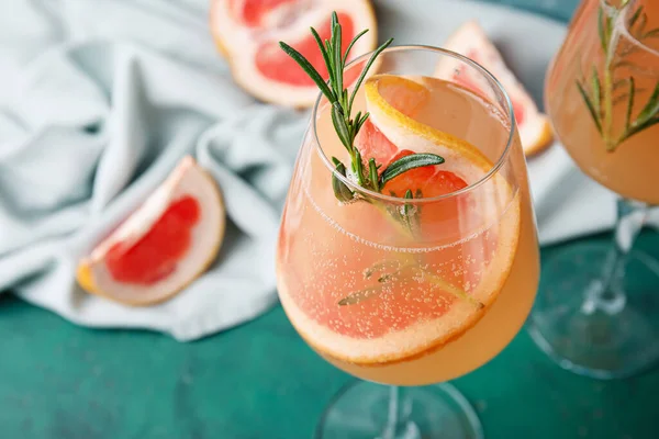 Szemüveg Ízletes Grapefruit Limonádé Színes Háttér Közelkép — Stock Fotó