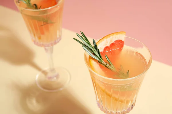 Glazen Van Smakelijke Grapefruit Cocktail Kleur Achtergrond Close — Stockfoto