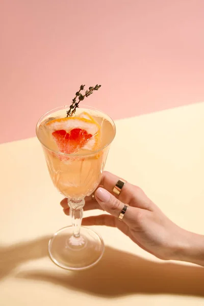Donna Che Tiene Vetro Cocktail Pompelmo Saporito Sfondo Colori Primo — Foto Stock
