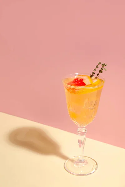 Glass Tasty Grapefruit Cocktail Color Background Closeup — Stock Photo, Image