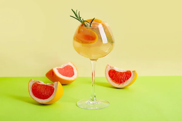 Glass Tasty Grapefruit Cocktail Color Background — Stock Photo, Image