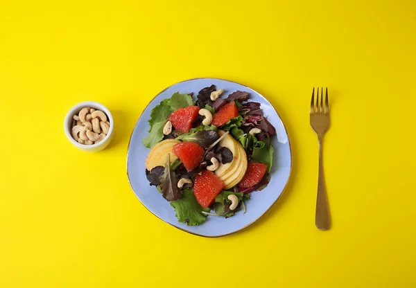 Bord Met Lekkere Grapefruit Salade Kleur Achtergrond — Stockfoto