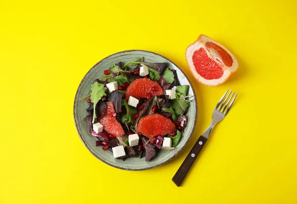 Bord Met Lekkere Grapefruit Salade Kleur Achtergrond — Stockfoto