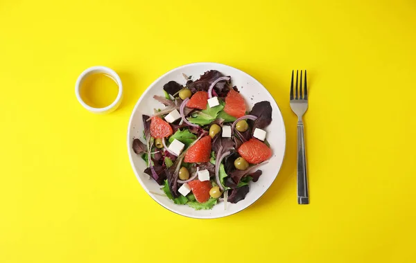Bord Met Lekkere Grapefruit Salade Kleur Achtergrond — Stockfoto