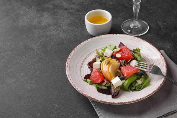 Plate Tasty Grapefruit Salad Dark Background — Stock Photo, Image