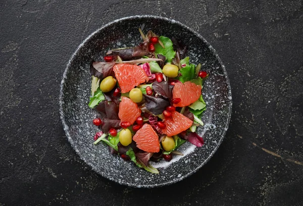 Plate Tasty Grapefruit Salad Dark Background — Stock Photo, Image