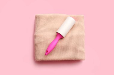 Renkli arka planda giysileri olan iplik silindiri