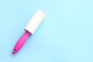 Renk arkaplanındaki tiftik silindiri