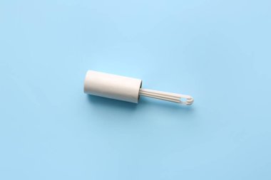 Renk arkaplanındaki tiftik silindiri