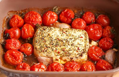 Kızarmış domatesli fırın tabağı, peynir ve baharat.