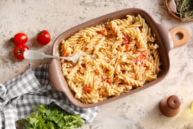 Sağlıklı makarna ve grunge arkaplanda pişirme yemeği