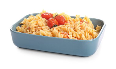 Beyaz arka planda sağlıklı makarna ile pişirme yemeği