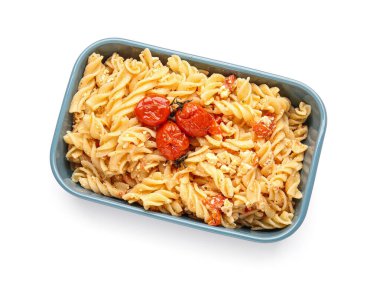 Beyaz arka planda sağlıklı makarna ile pişirme yemeği