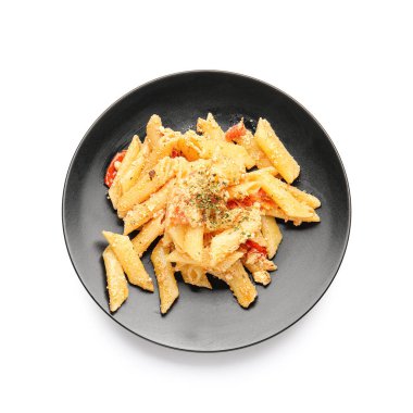 Beyaz arka planda sağlıklı makarna tabağı