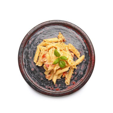 Beyaz arka planda sağlıklı makarna tabağı