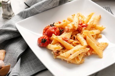 Masada sağlıklı makarna tabağı.