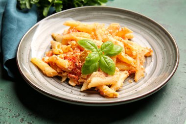 Renkli arka planda sağlıklı makarna tabağı