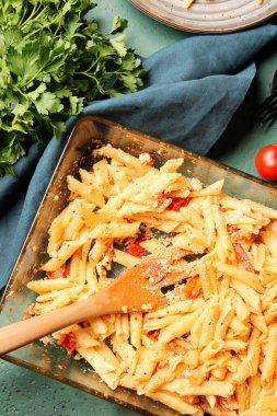 Arka planda sağlıklı makarna ile yemek pişirme