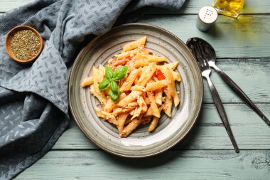 Masada sağlıklı makarna tabağı.