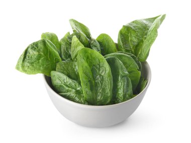 Beyaz arka planda taze ıspanak yapraklı kase