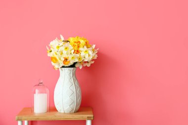 Masada narsist çiçekleri olan vazo.