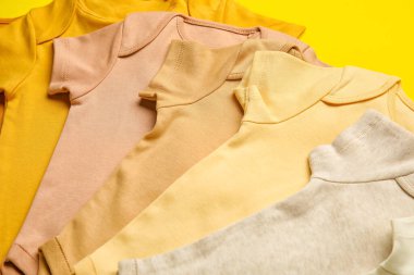 Renkli arka planda bebek kıyafetleri