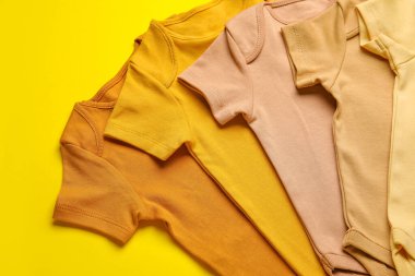 Renkli arka planda bebek kıyafetleri