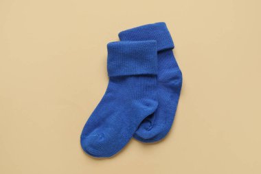Arka planda bebek çorapları