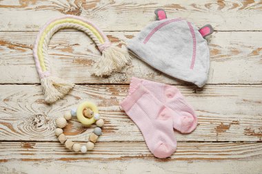 Hafif ahşap arka planda bebek aksesuarları