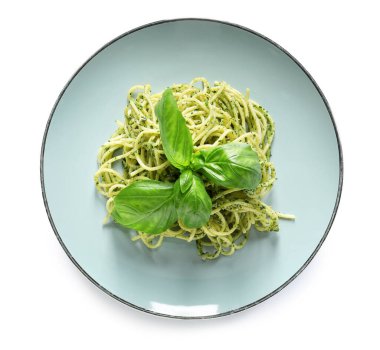 Beyaz arka planda lezzetli pesto makarna tabağı