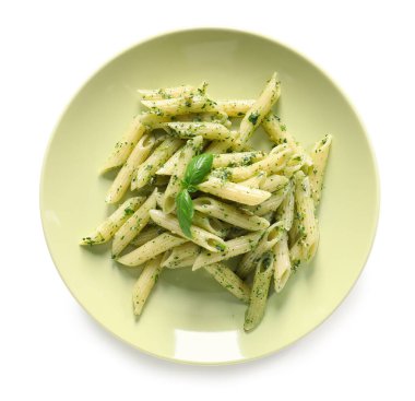 Beyaz arka planda lezzetli pesto makarna tabağı