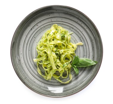 Beyaz arka planda lezzetli pesto makarna tabağı