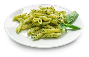 Beyaz arka planda lezzetli pesto makarna tabağı