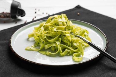 Masada lezzetli soslu makarna tabağı.