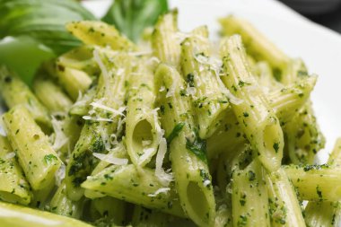 Pesto soslu lezzetli makarna, yakın plan.