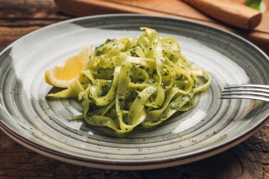 Masada lezzetli soslu makarna tabağı, yakın plan.