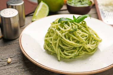 Masada lezzetli soslu makarna tabağı.