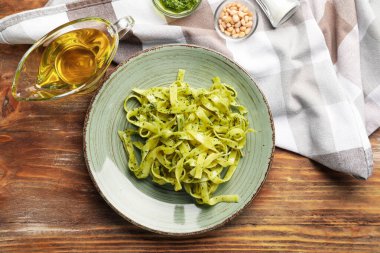 Masada lezzetli soslu makarna tabağı.