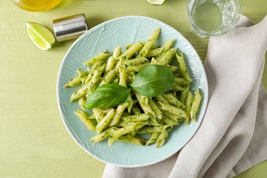 Masada lezzetli soslu makarna tabağı.