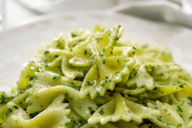 Pesto soslu lezzetli makarna, yakın plan.