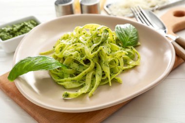 Masada lezzetli soslu makarna tabağı.