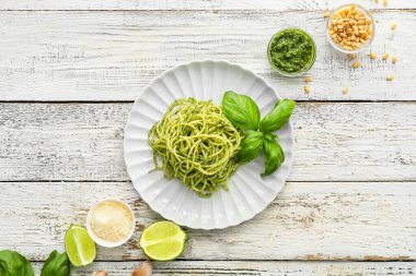 Masada lezzetli soslu makarna tabağı.