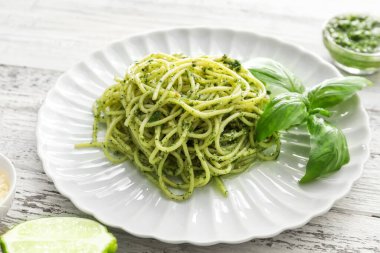 Masada lezzetli soslu makarna tabağı.