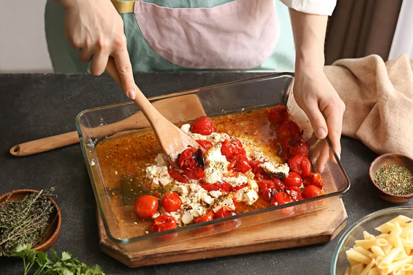 Kvinna Som Förbereder Tomater Och Fetaost Köket — Stockfoto