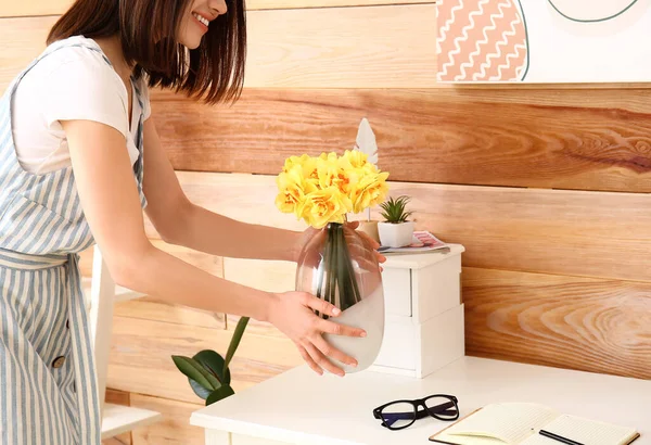 Woman Putting Vase Beautiful Narcissus Flowers Table — Stock Photo, Image