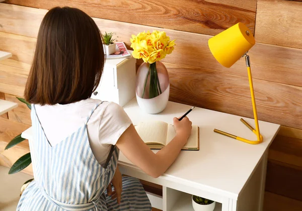 Jonge Vrouw Schrijven Notebook Aan Tafel — Stockfoto