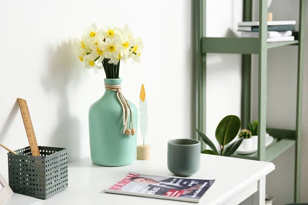 花瓶ともにナルシシズムの花でテーブルに部屋 — ストック写真