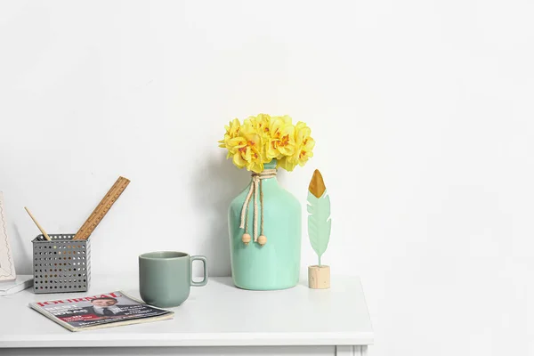 Vase Mit Narzissenblüten Auf Dem Tisch Zimmer — Stockfoto